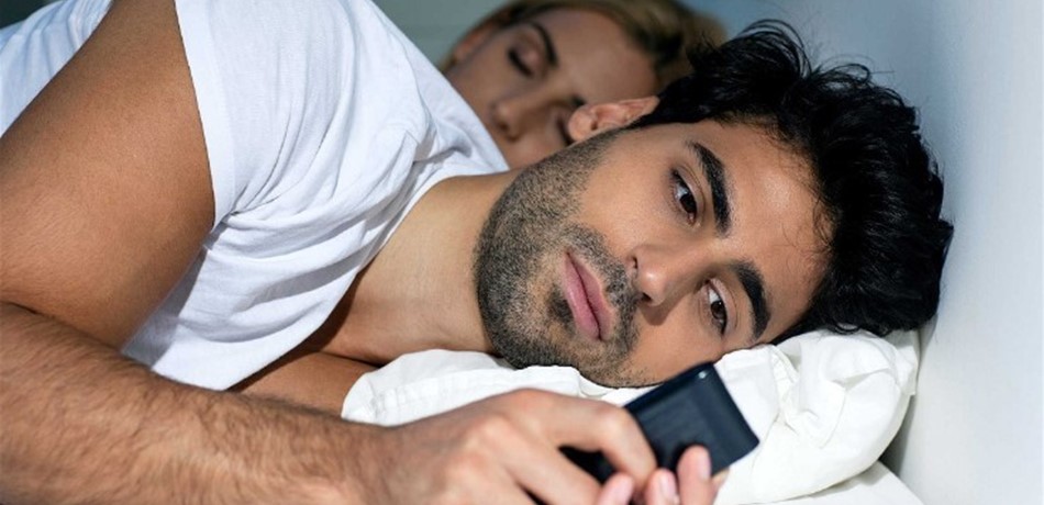 علامات تدلّ على أن زوجك يخونك.. إلكترونياً!<br/>