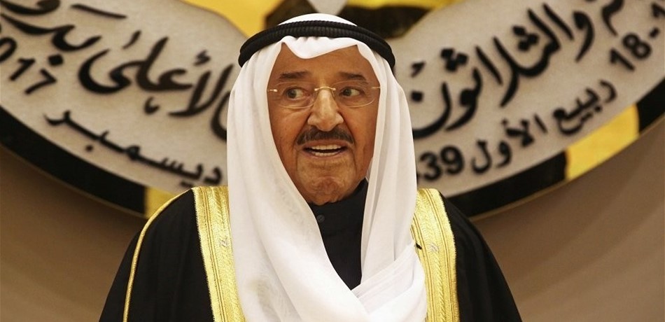 بعيداً عن البروتوكولات.. انتشار صورة لأمير الكويت خلال رحلة بحرية
