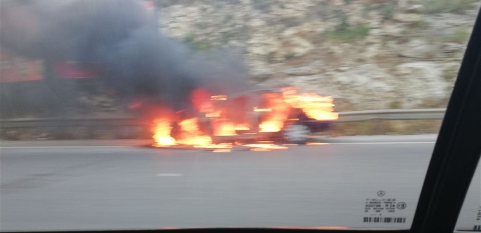  بالصور.. إحتراق سيارة على أوتوستراد الرميلة