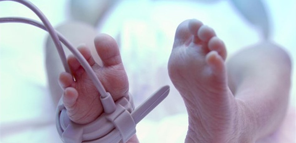 أمها اعتبرت الفيروس كذبة.. فماتت طفلة الـ4 أشهر بالإيدز!