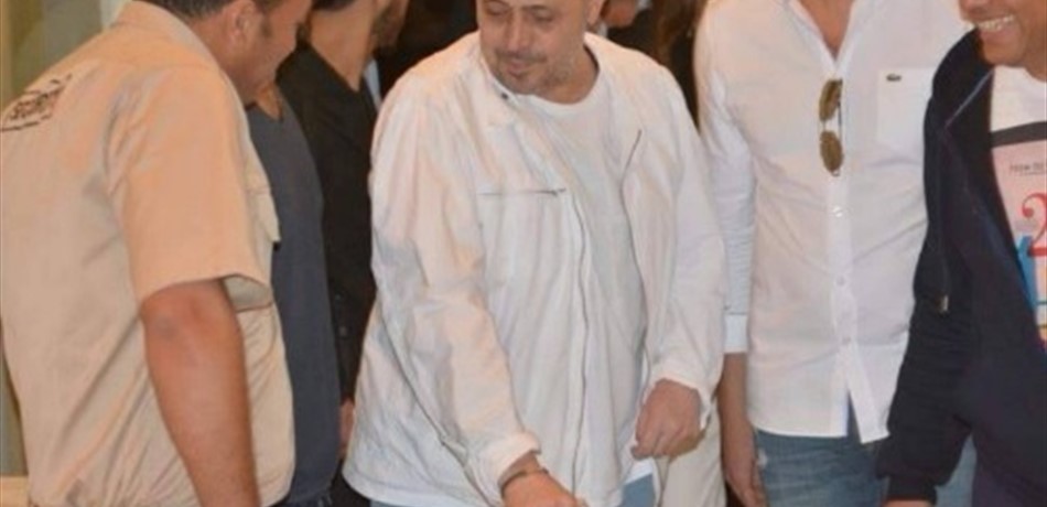 بالصور: جورج وسوف يستند على عكازه.. وهذا ما فعله مع محبيه