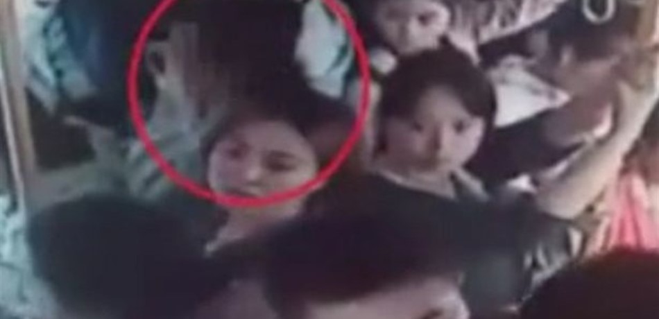 بالفيديو: تحرّش بفتاة في الحافلة.. فقرّر الركاب معاقبته!