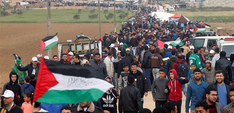 مواجهات خلال "مسيرة العودة" والجيش الاسرائيلي يطلق النار على الفلسطينيين 