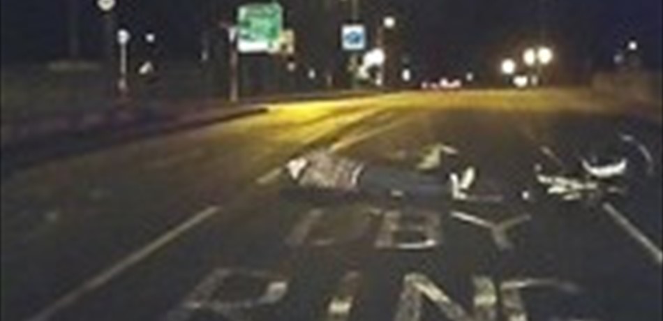 بالفيديو: رمى بنفسه أمام سيارة مسرعة.. إليكم السبب!