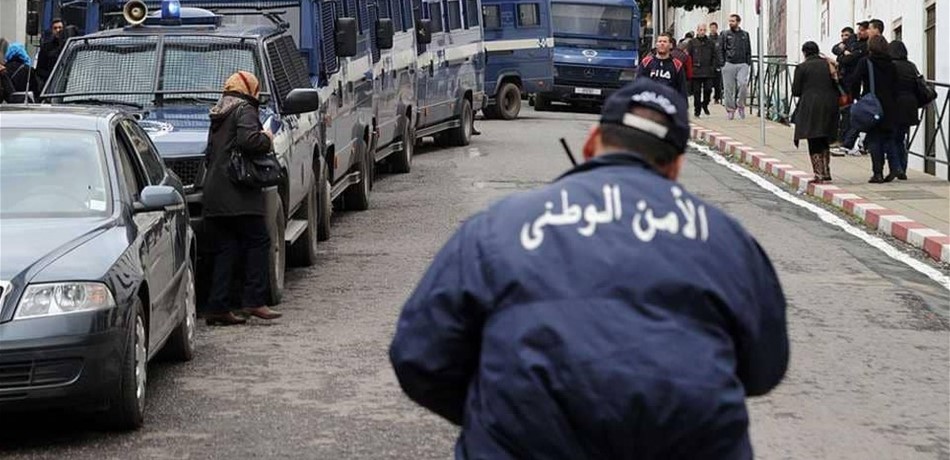 في بلد عربي.. 3 نساء "يغتصبن" شابا ويجبرنه على شرب الفضلات!