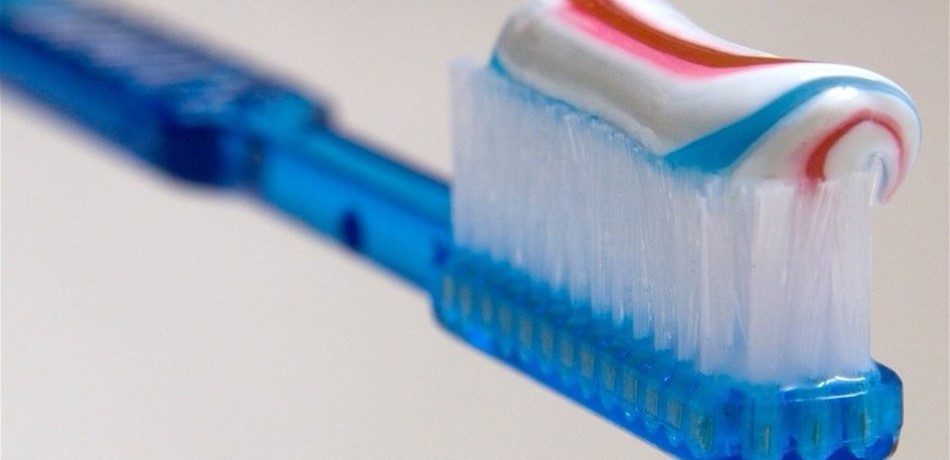 بالصورة: ابتلعها بالصدفة.. الأطباء يستخرجون فرشاة أسنان من معدة رجل! 