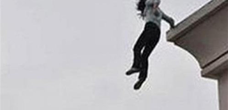 بالفيديو.. طفلة ترمي بنفسها من الطابق الرابع هرباً من التحرش!