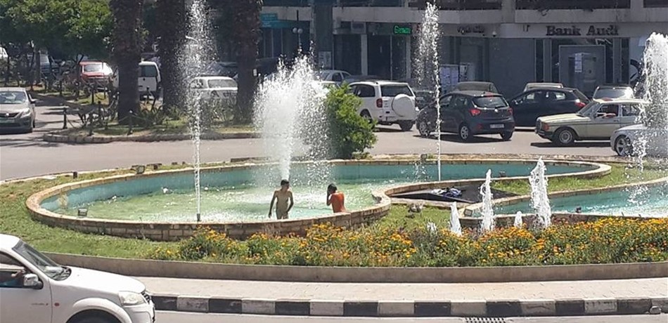 بالصور: أطفال طرابلس يسبحون.. في "برك الموت"!