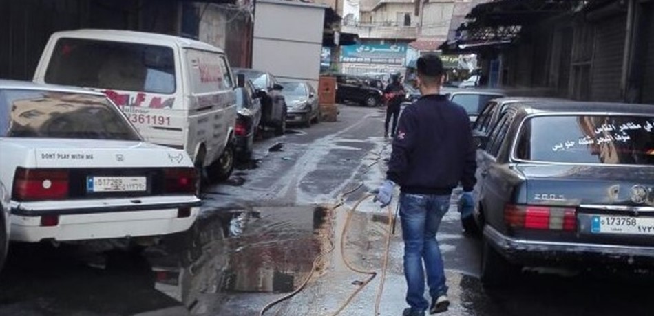 بالصورة.. استكمال حملة رش مبيدات في طرابلس