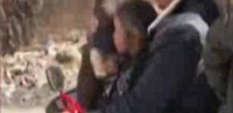 بالفيديو.. يقود درّاجته النارية حاملاً معه 6 أطفال! 