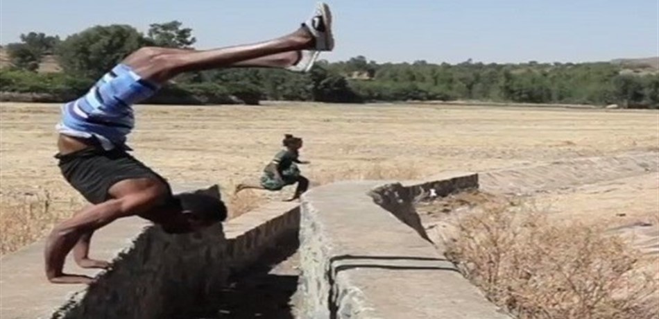 بالفيديو.. يطمح لدخول غينيس بالمشي على يديه
