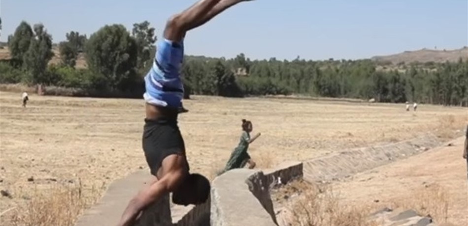 هل سيدخل الشاب الموهوب بالمشي على يديه موسوعة "غينيس"؟ 