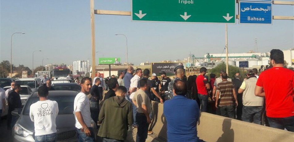 بالصور.. أهالي الموقوفين يقطعون مدخل ومخرج طرابلس