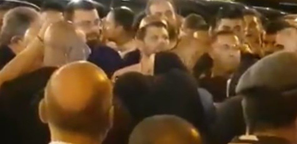 بالفيديو: "وين الوعد يا سعد".. أهالي الموقوفين "ينقضّون" على أحمد الحريري