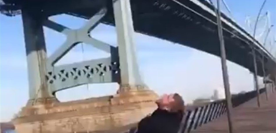 بالفيديو.. شاب يلتقط  قطعة "مارشميلو" بفمه من ارتفاع شاهق! 