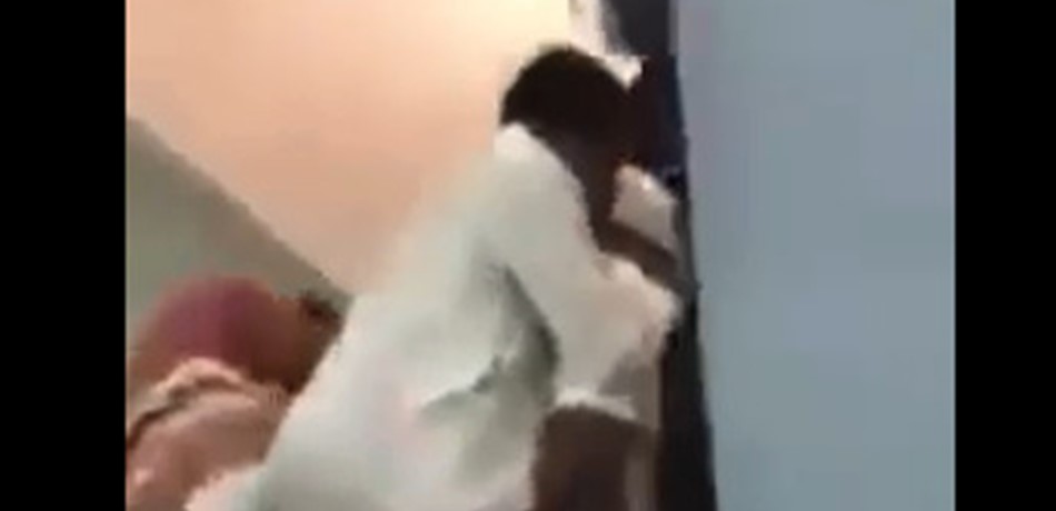 فيديو لمعلم مع طالب من ذوي الإحتياجات الخاصة يشعل مواقع التواصل.. هذا ما فعله