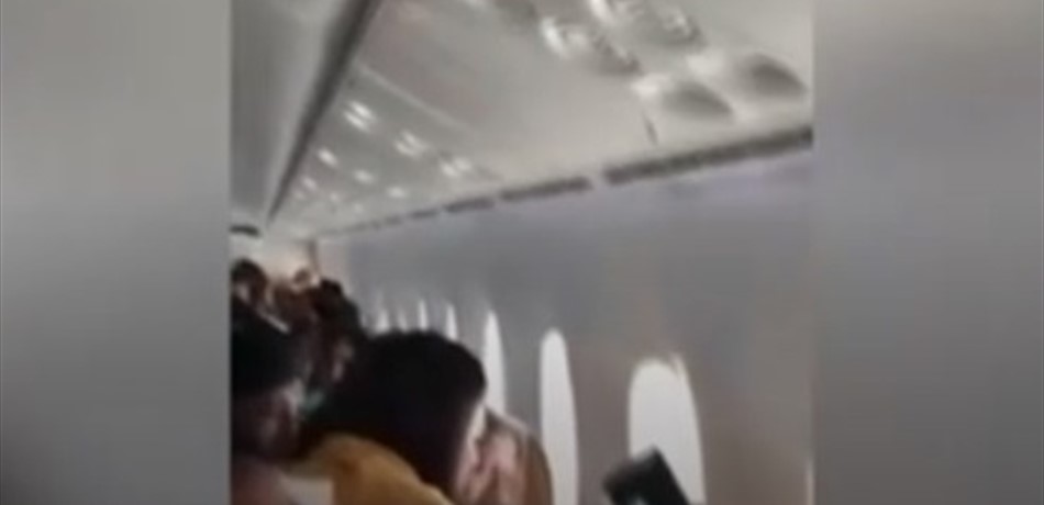 بالفيديو.. رعب على متن طائرة بلا نافذة