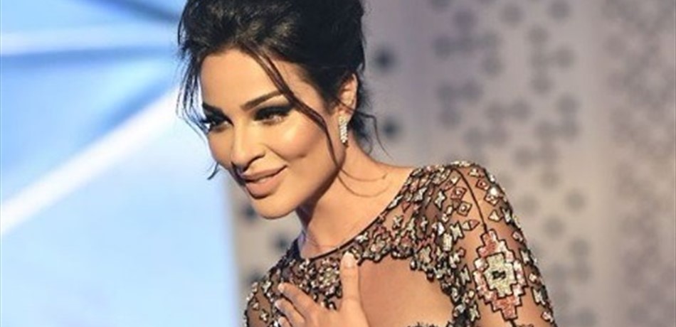 بالفيديو.. نادين نسيب نجيم ترقص وتغني في السيارة.. وهذا ما فعلته