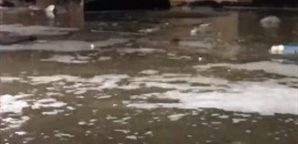 بالفيديو: القاهرة تغرق في المياه..حتى الجدران تحطمت!