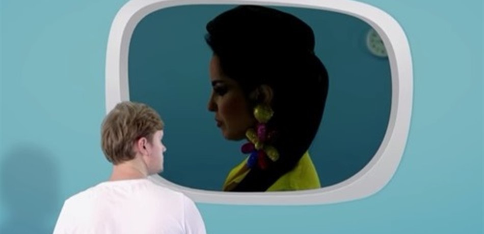 بالفيديو: مغنية لبنانية تتعرض لهجوم ناري.. والسبب سيارة و"مايوه"