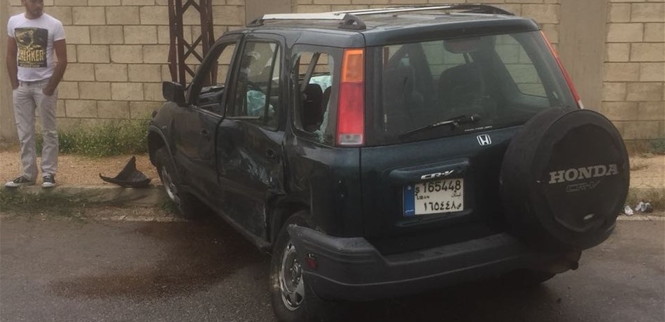 بالصورة.. جريح بحادثٍ بين سيّارتَيْ "CRV" في الميناء