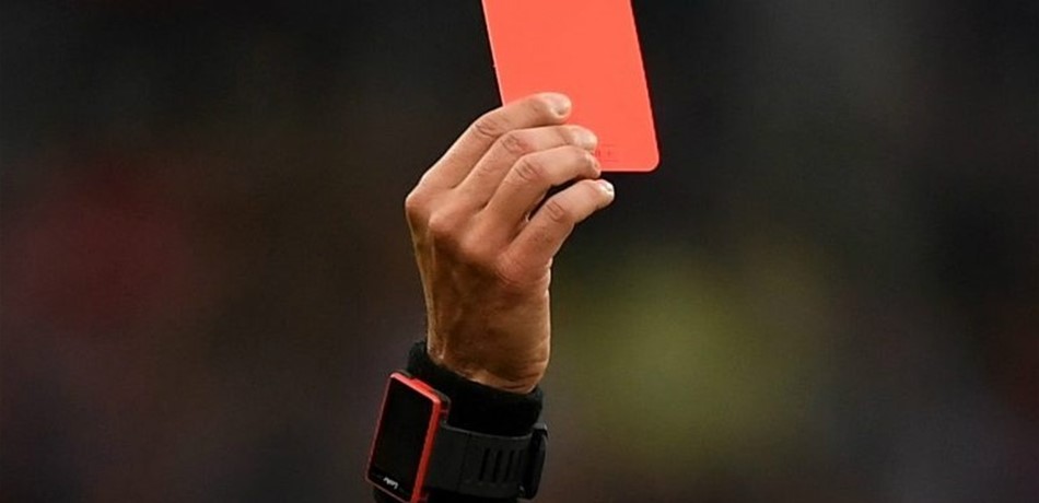 حكم كرة قدم يسرق أموال اللاعبين.. هكذا كُشف أمره!