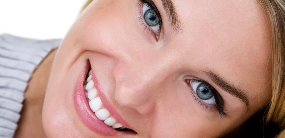 زيت جوز الهند.. طريقك للحصول على ابتسامة هوليوودية
