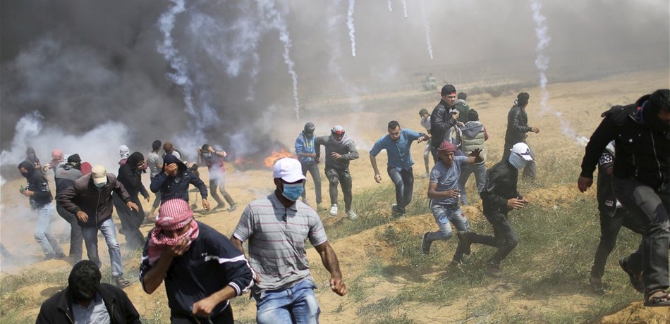 فلسطينيون يقتحمون السياج بين غزة وإسرائيل