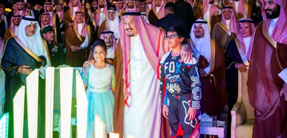 العاهل السعودي يضع حجر الأساس لمدينة ترفيهية غرب الرياض