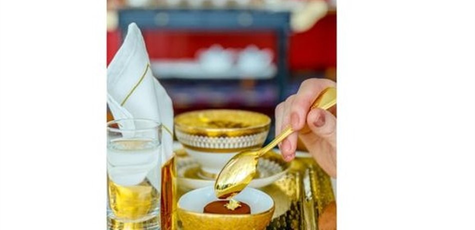 وجبة طعام مكونة من 24 قيراطاً من الذهب.. في دبي فقط