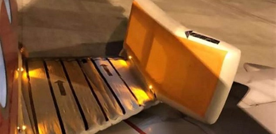بالصور: شعر بالحر.. ففتح باب الطوارئ في الطائرة