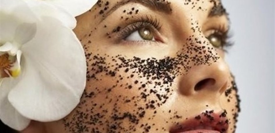 استخدمي "تفل القهوة" بهذه الطريقة.. ولاحظي كيف ستُصبح بشرتك 