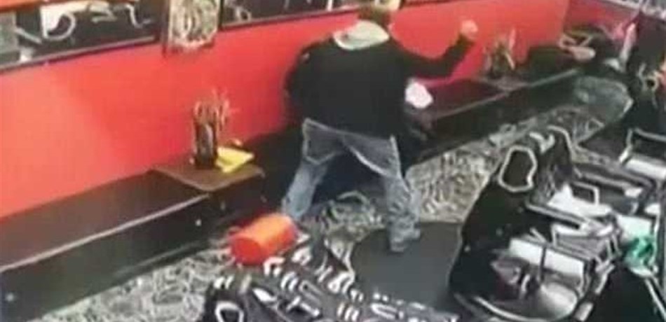 بالفيديو: هاجم زوجته بـ"مفك براغي" في صالون الحلاقة!