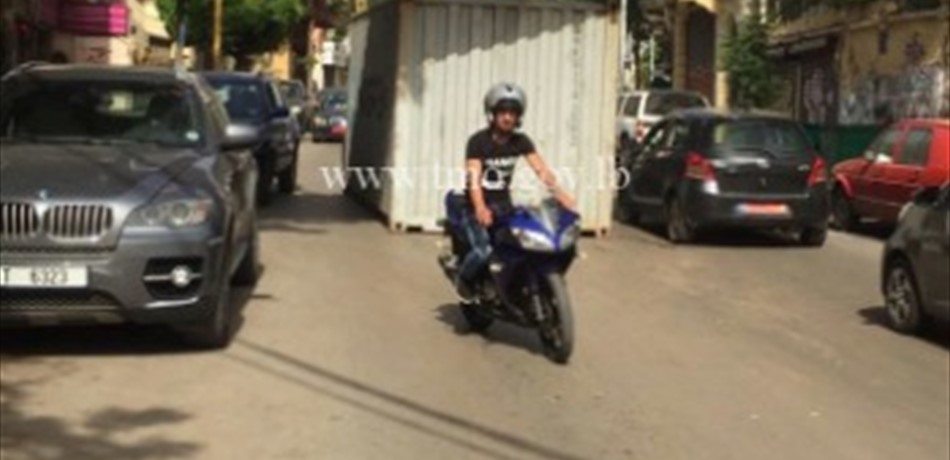 بالصور.. إنقلاب حاوية عن شاحنة في الأشرفية 