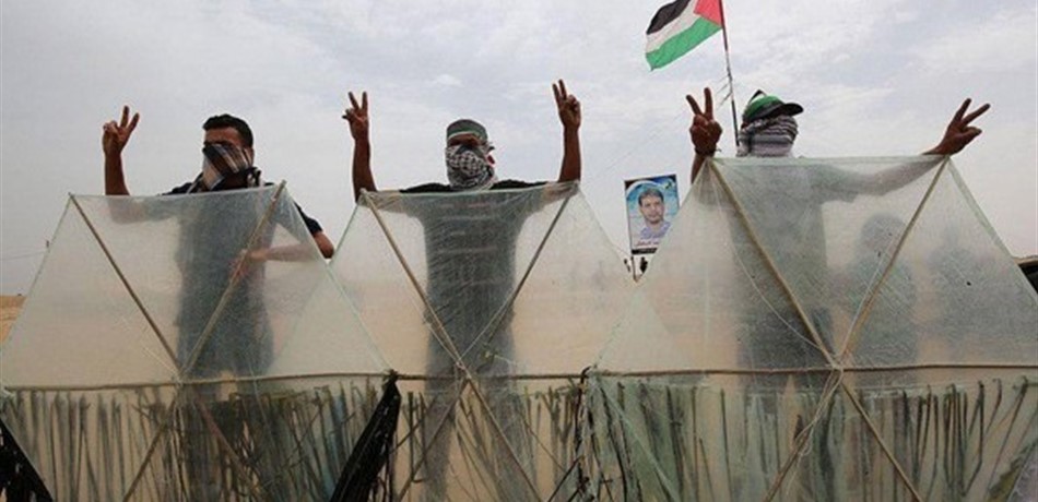 مئات الفلسطينيين يتجمعون قرب حدود غزة مع اسرائيل
