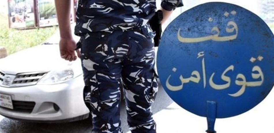 بالفيديو.. عناصر من قوى الأمن يحملون سيدة مسنة على كرسي لتقترع