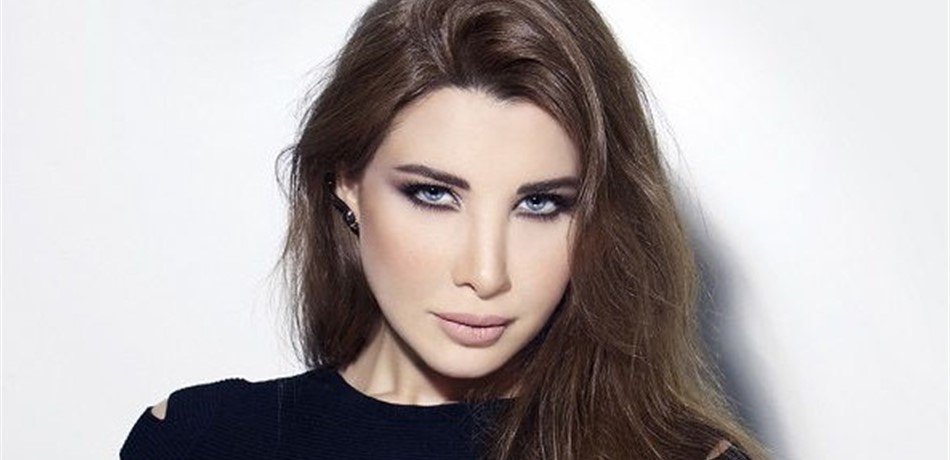 نانسي في موقف طريف.. ومذيع حاول سرقتها!