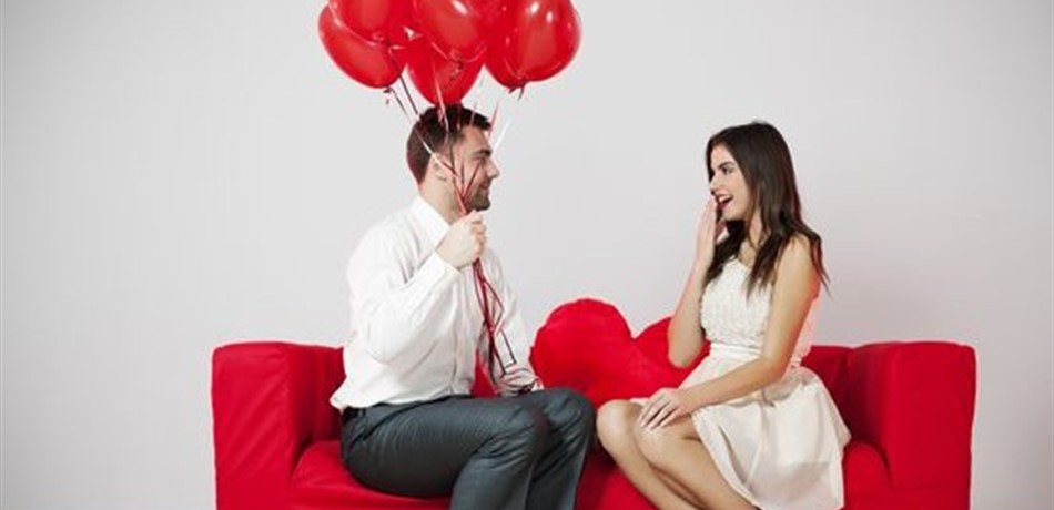 كيف يعبر عن اعجابه بك بحسب برجه؟