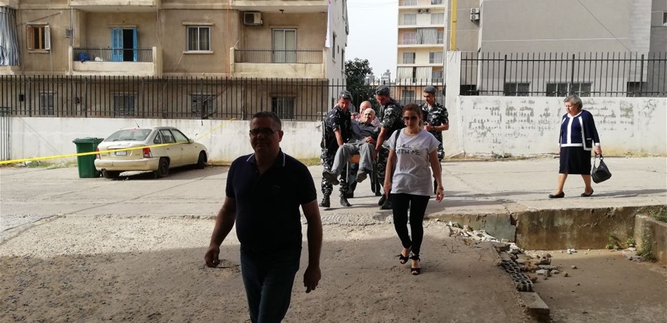 بالصور.. قوى الأمن تساعد مسناً للوصول إلى قلم الاقتراع 