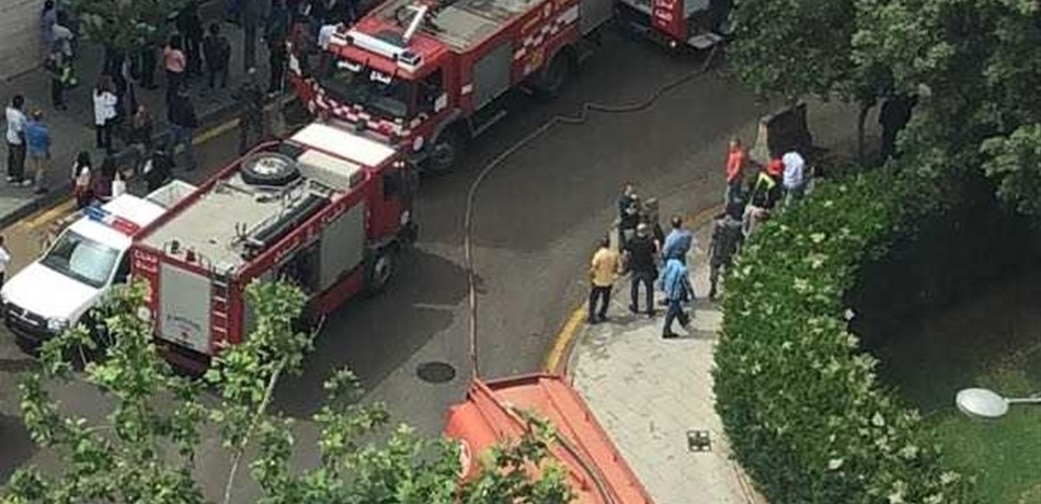 بالصورة.. حريق داخل مبنى إيلي صعب وسط بيروت 