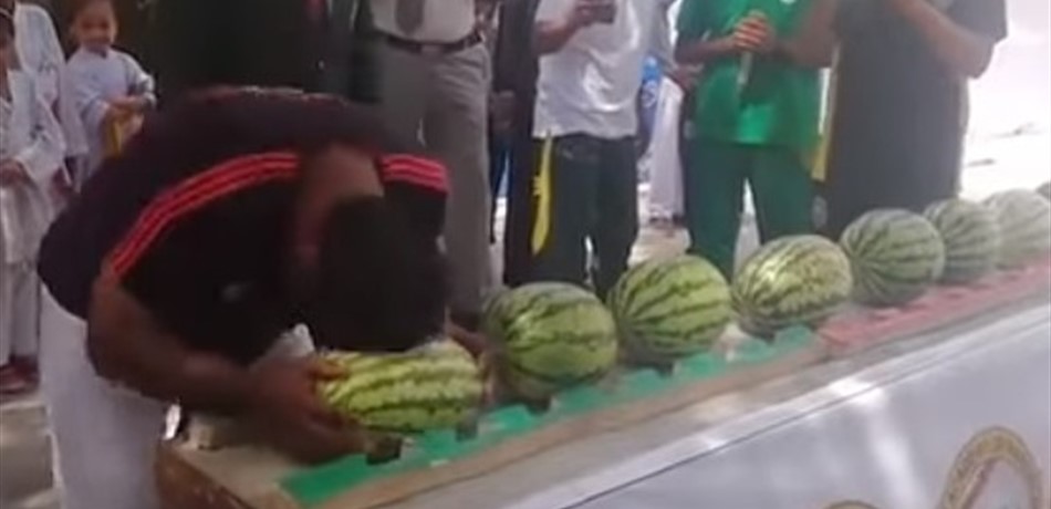 بالفيديو.. حطّم رقما قياسيا برأسه