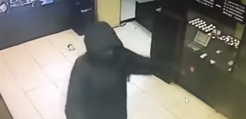 بالفيديو.. لحظة هجوم مجهول على مكتب وضربه الموظفين