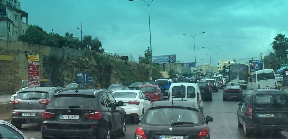 بالصور.. الأمطار تتسبّب بزحمة خانقة على اوتوستراد نهر ابراهيم باتجاه بيروت 