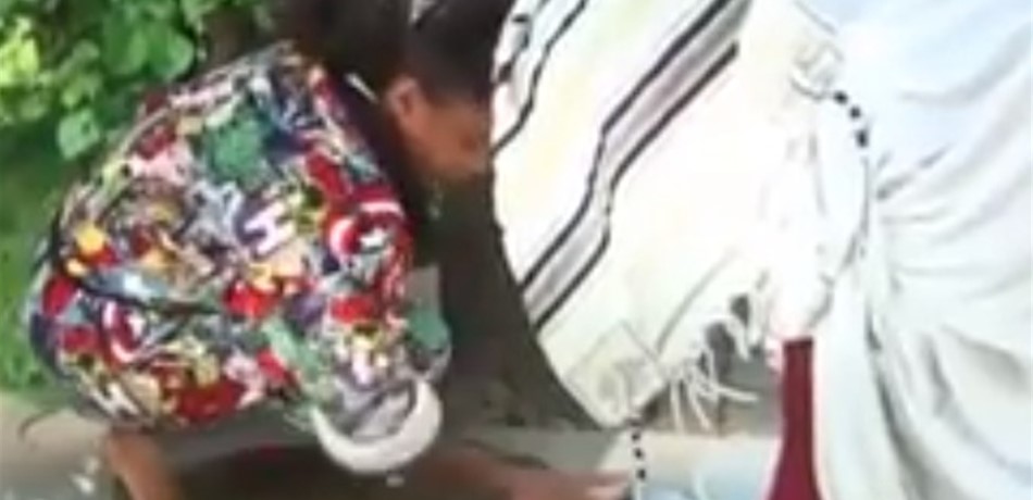 فيديو مؤثّر.. أمٌّ تنظّف الرصيف من دماء ابنها المقتول!