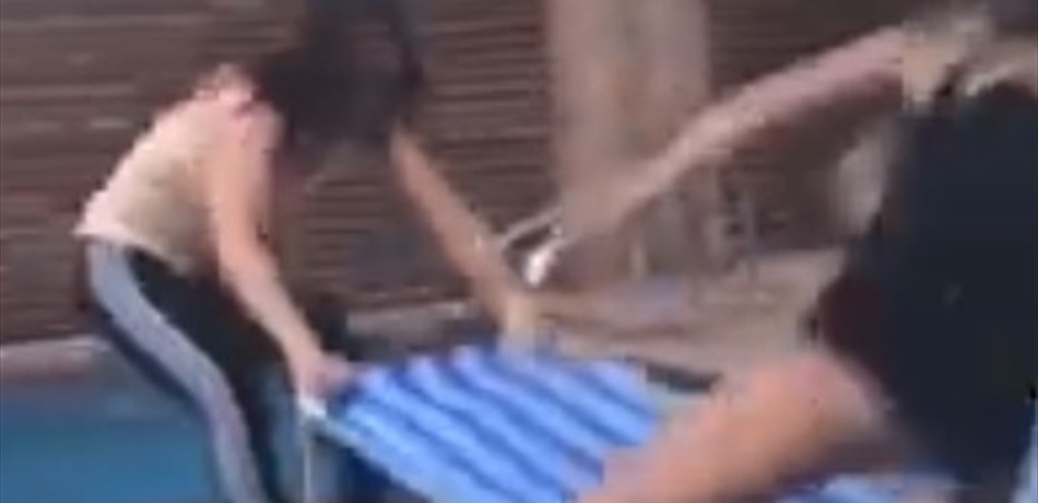 بالفيديو: أرادت تنفيذ مقلبٍ بصديقتها.. فانقلب عليها!