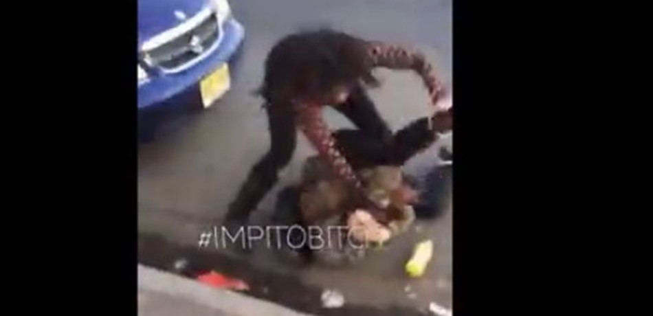 بالفيديو.. مشاجرة عنيفة بين فتاتَيْن في الشارع! 