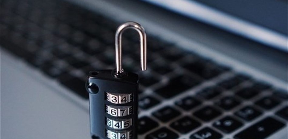 5 إجراءات مهمة لحماية حساباتك على فيس بوك وتويتر