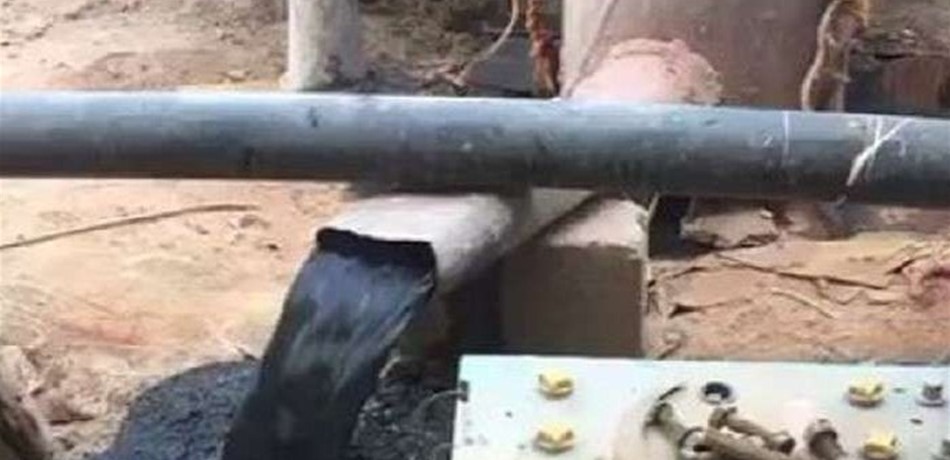 بالفيديو.. كان يحفر فتدفق النفط من حديقة منزله! 