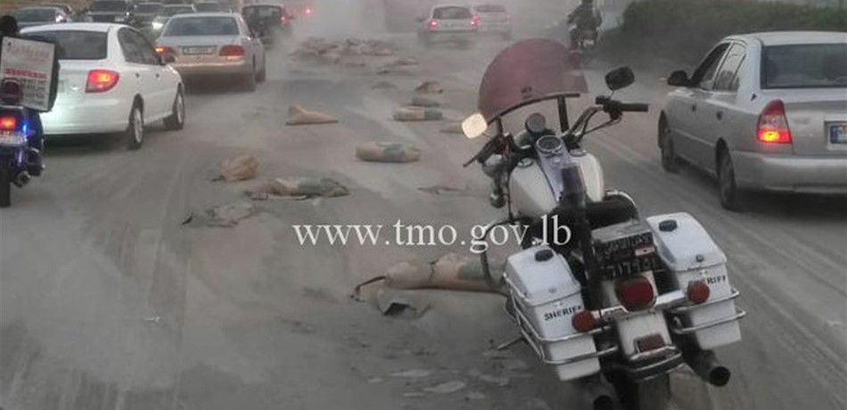 بالصورة.. انقلاب حمولة شاحنة على اوتوستراد جونية