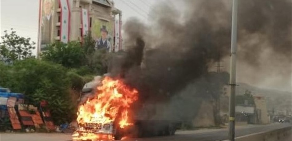 بالفيديو.. إحتراق شاحنة لنقل البضائع في جبيل